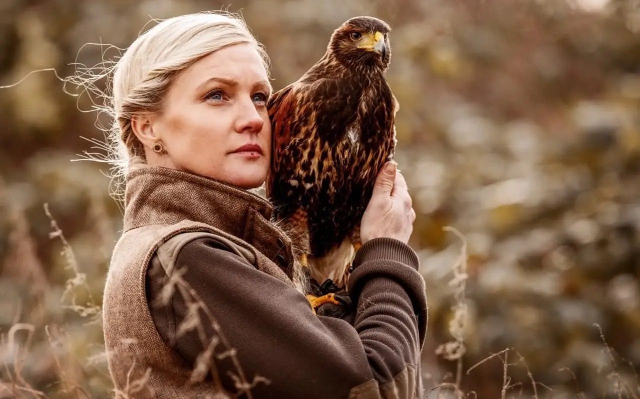 Falknerin mit Greifvogel